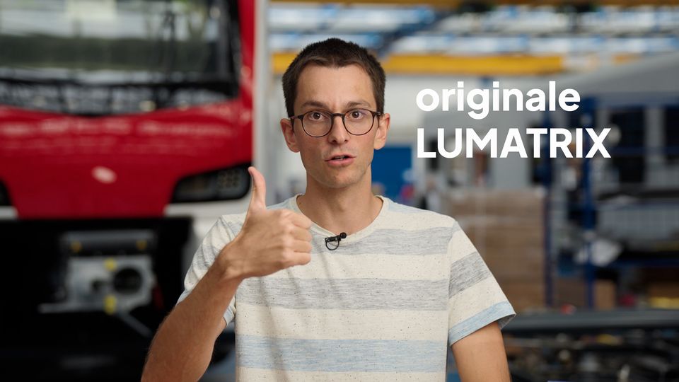 Damian zeigt Daumen hoch, daneben der Text: originale Lumatrix