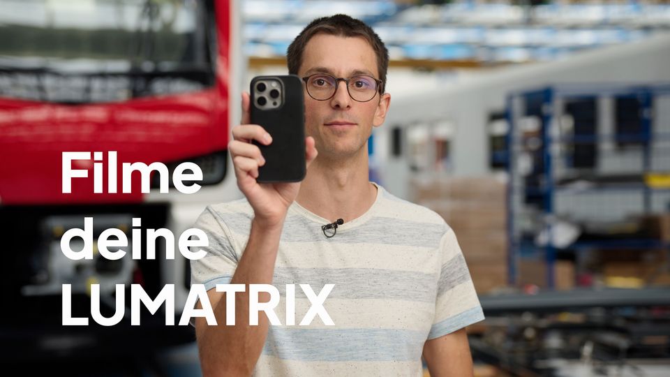 Damian hält sein Handy hoch, dazu der Text: Filme deine Lumatrix