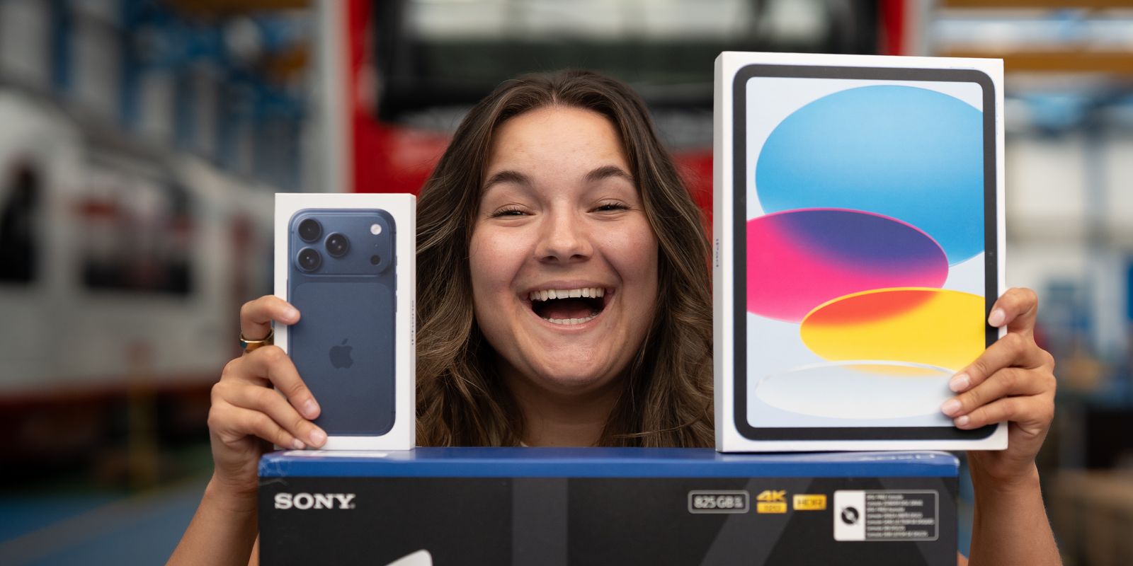 Miriam freut sich mit iPhone, iPad und PS5